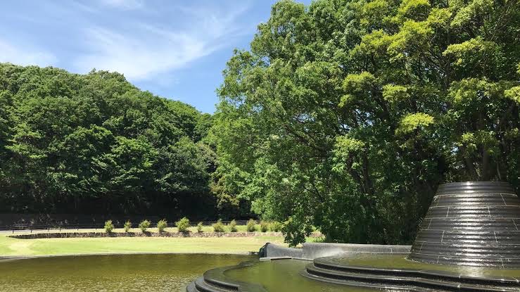 静けさと緑に包まれて ― 早野聖地公園を歩く