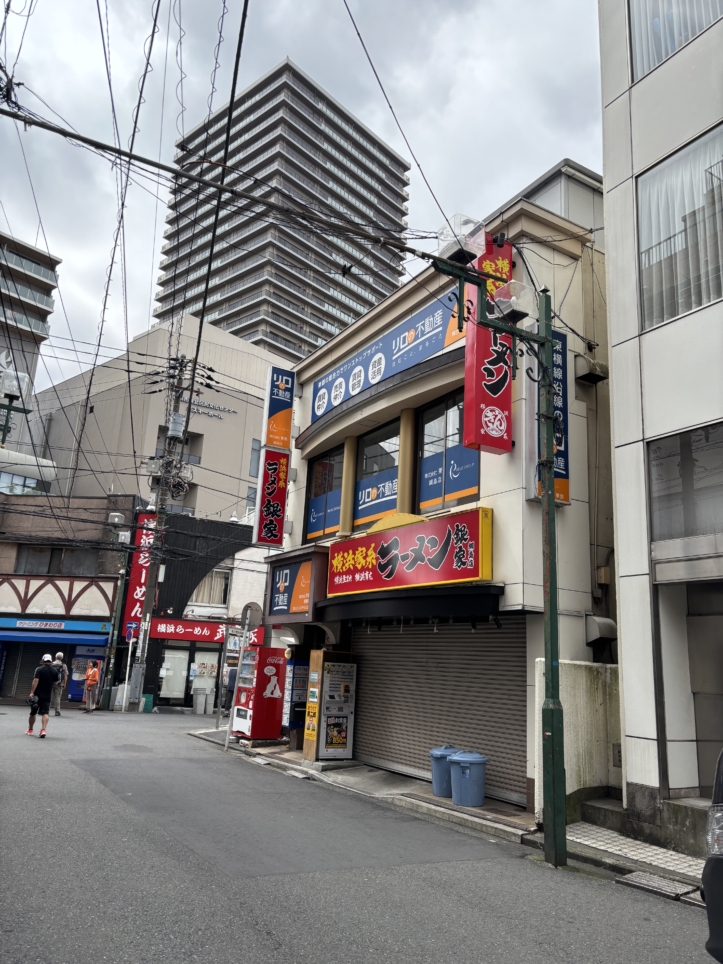 不動産業者が多くあります（綱島駅東口）