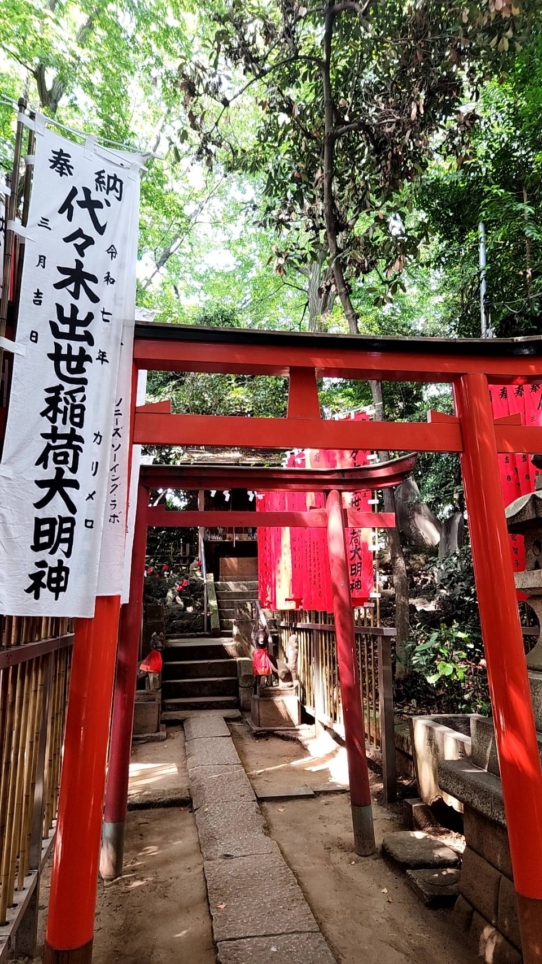 大都会の駅前に現れる静謐な異空間【代々木八幡宮】