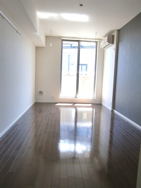 洋室広々8.7帖の開放感のあるお部屋【Ｗｏｏｄｍｏｎｔ　Ｃｏｕｒｔ】