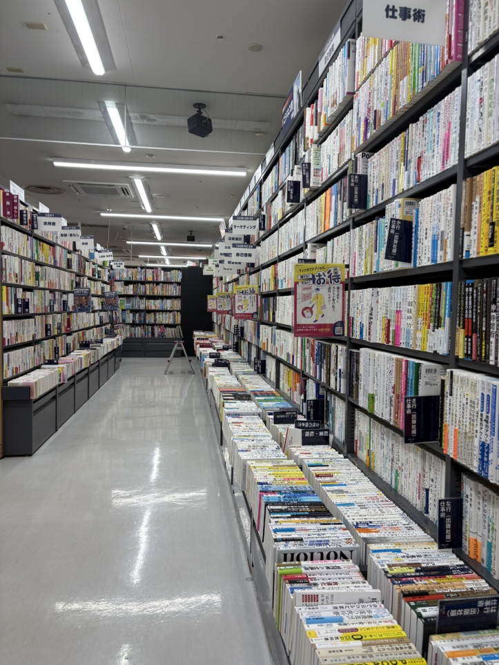 アウトドア用品や書籍などが満載！