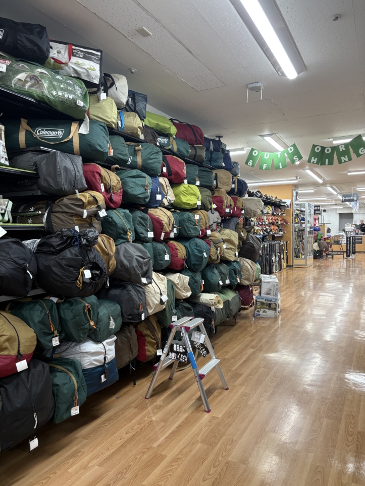 アウトドア用品や書籍などが満載！