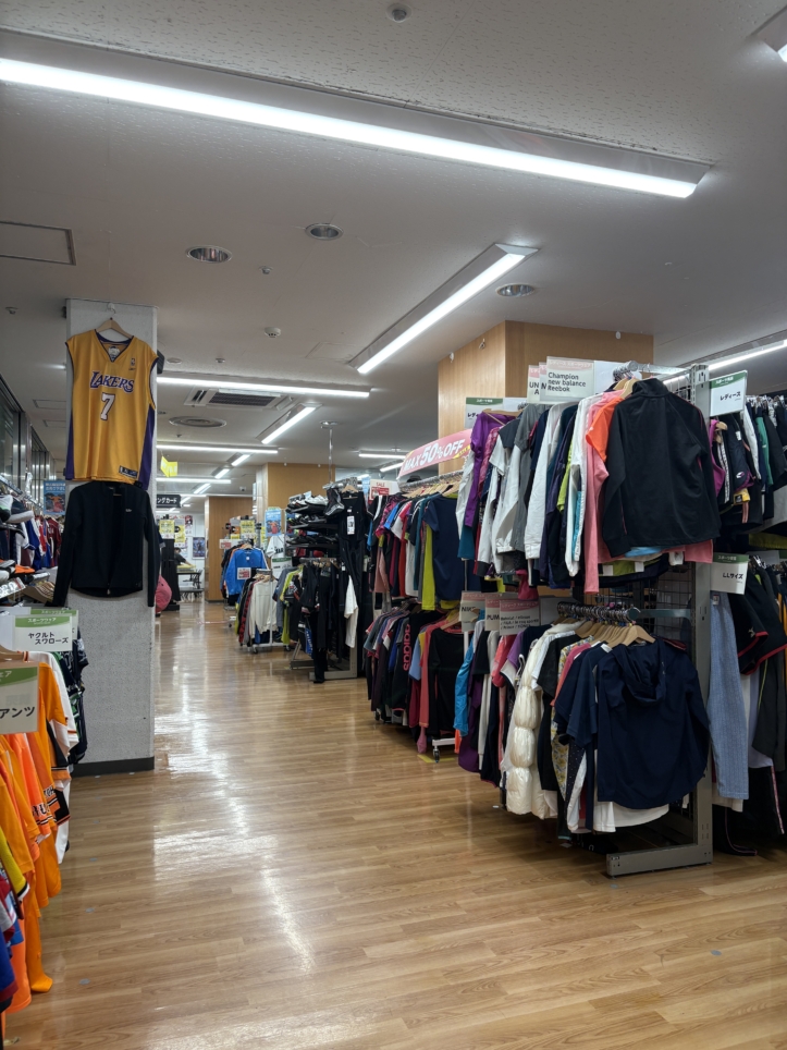 アウトドア用品や書籍などが満載！
