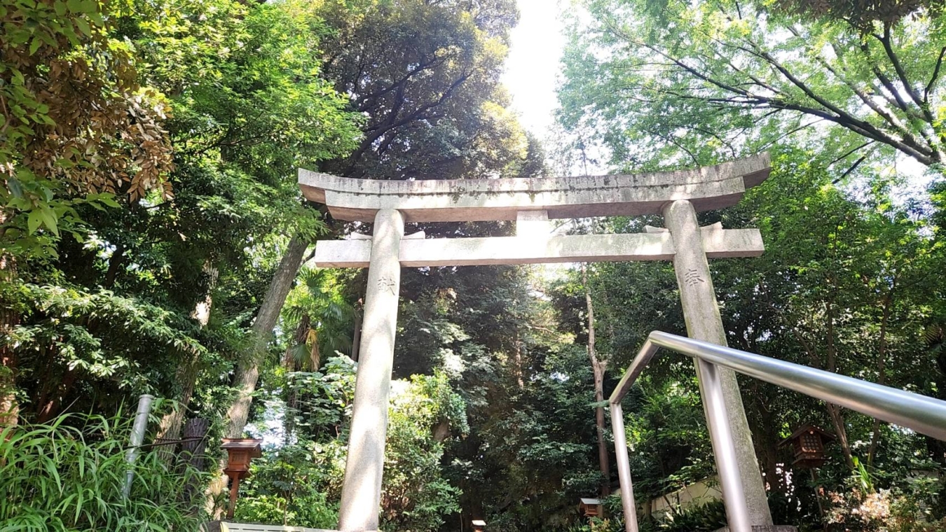 大都会の駅前に現れる静謐な異空間【代々木八幡宮】