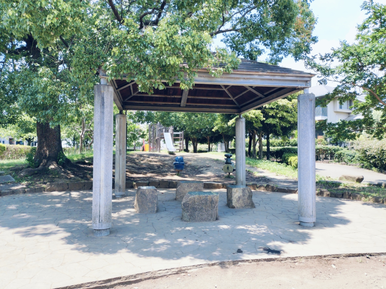 百日紅の下にすべり台２つ【くるまぼり公園】