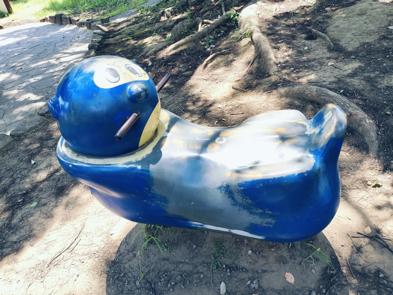 百日紅の下にすべり台２つ【くるまぼり公園】