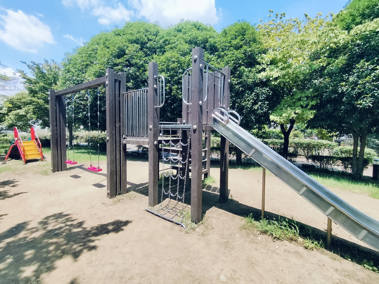 百日紅の下にすべり台２つ【くるまぼり公園】