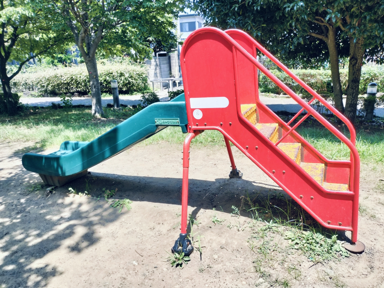 百日紅の下にすべり台２つ【くるまぼり公園】
