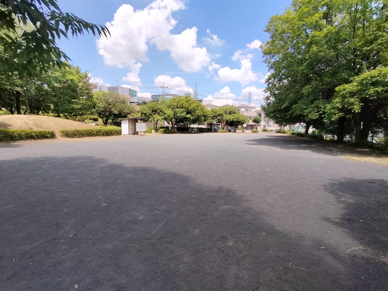 遊具と広場が分かれてる公園【多摩ニュータウン落合三丁目公園】