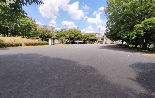 遊具と広場が分かれてる公園【多摩ニュータウン落合三丁目公園】
