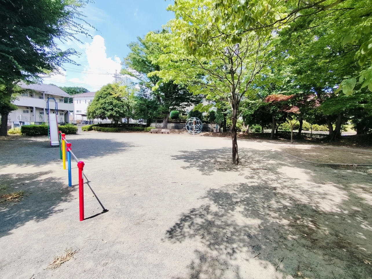 遊具と広場が分かれてる公園【多摩ニュータウン落合三丁目公園】