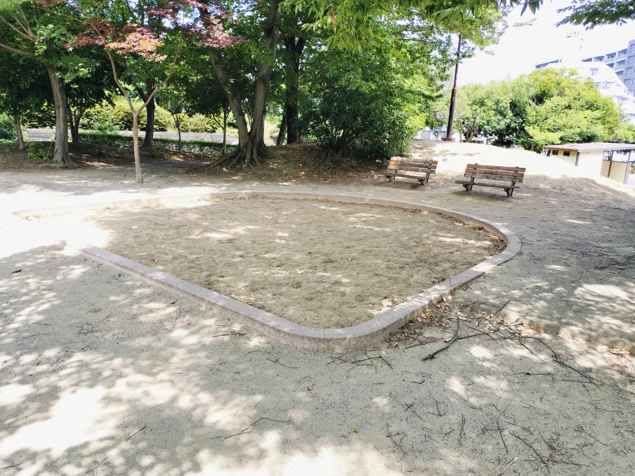 遊具と広場が分かれてる公園【多摩ニュータウン落合三丁目公園】