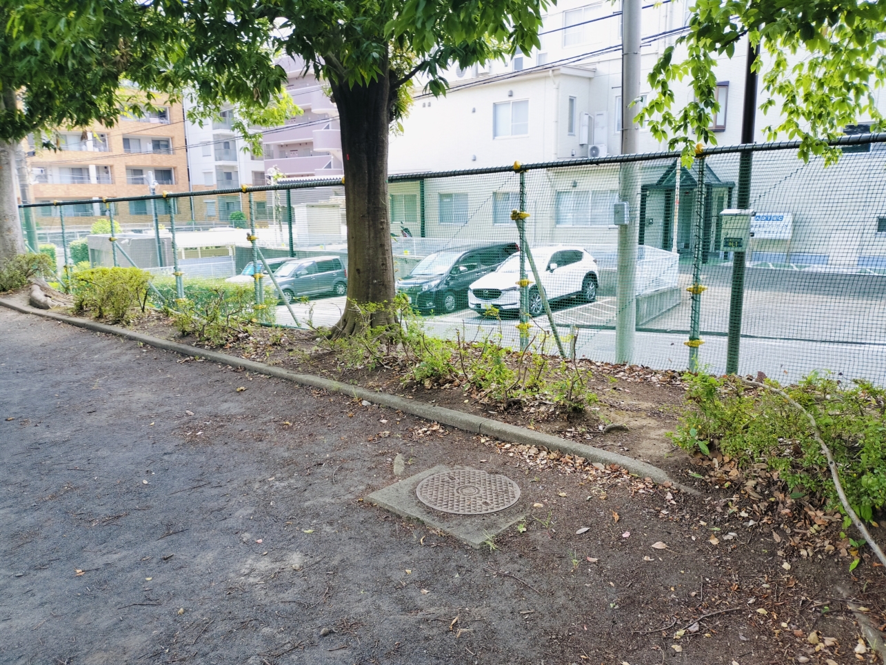 遊具と広場が分かれてる公園【多摩ニュータウン落合三丁目公園】