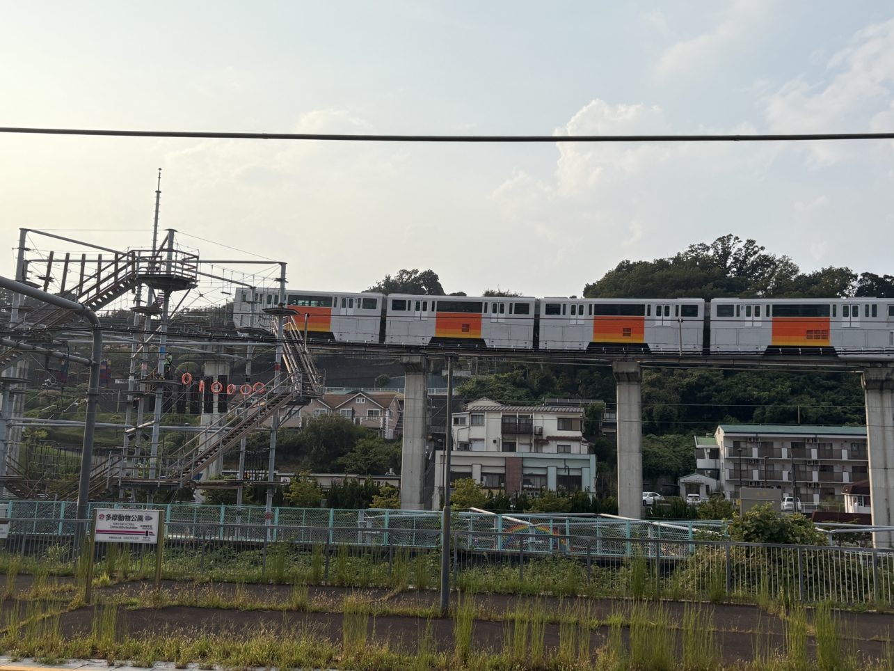 見上げれば多摩モノレールが見れちゃいます♪