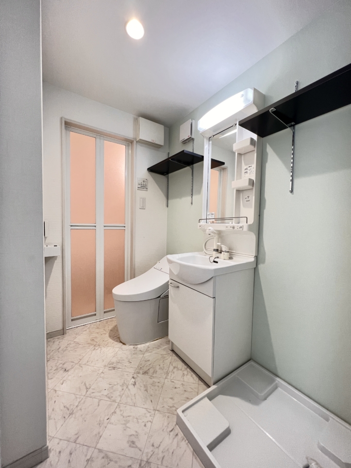 カウンターキッチンのお洒落なロフト付き1ROOM☆(マ・ピエス白幡台 103)