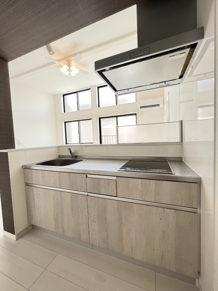 カウンターキッチンのお洒落なロフト付き1ROOM☆(マ・ピエス白幡台 103)