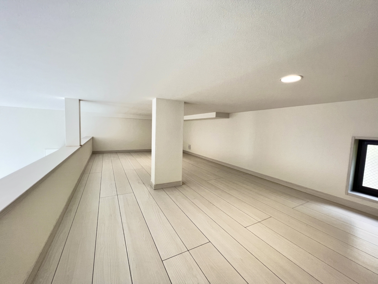 カウンターキッチンのお洒落なロフト付き1ROOM☆(マ・ピエス白幡台 103)