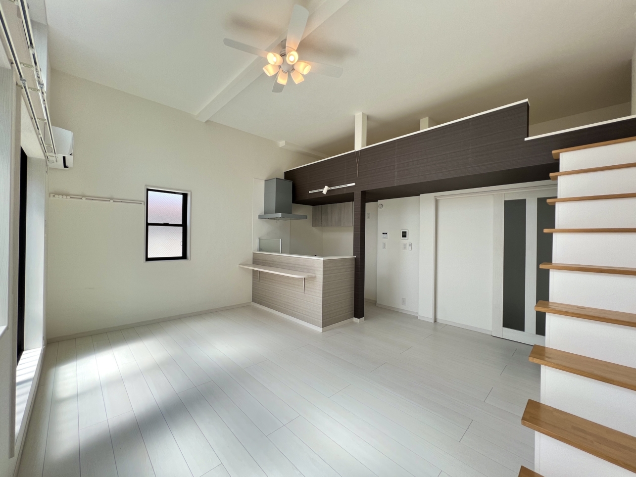 カウンターキッチンのお洒落なロフト付き1ROOM☆(マ・ピエス白幡台 103)