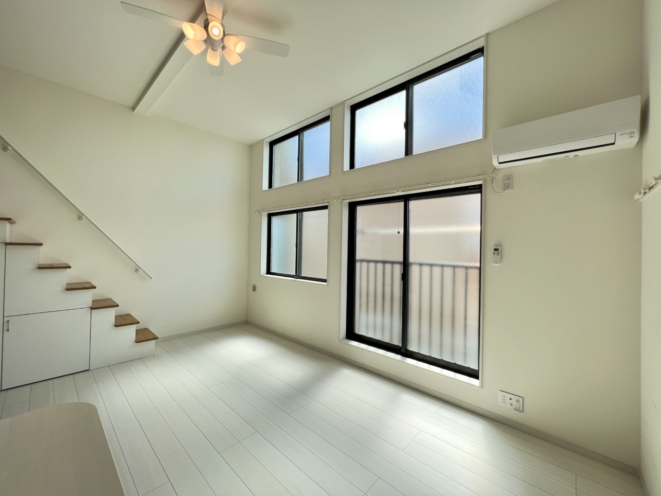 カウンターキッチンのお洒落なロフト付き1ROOM☆(マ・ピエス白幡台 103)