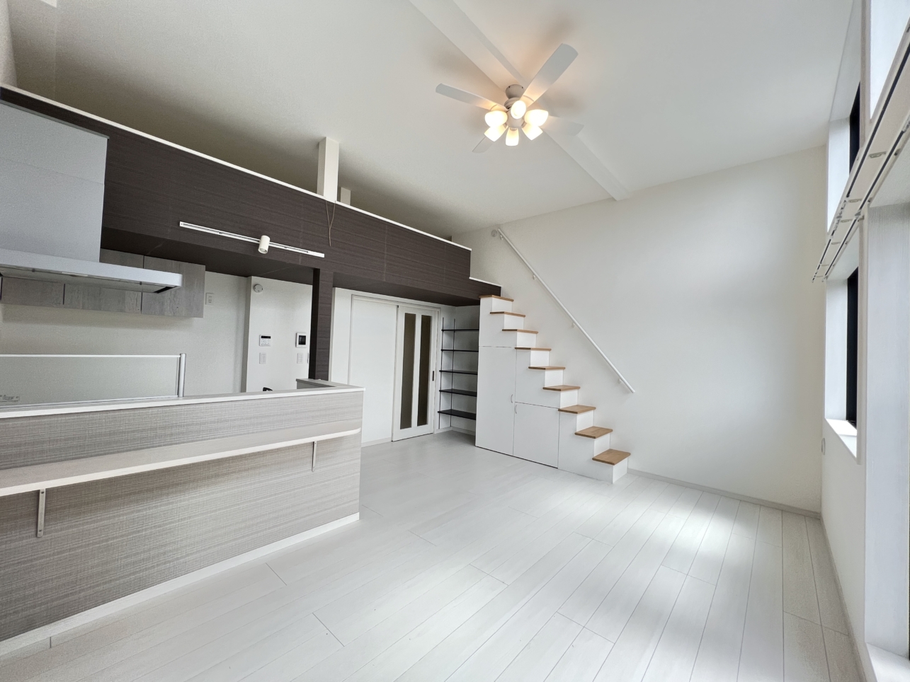 カウンターキッチンのお洒落なロフト付き1ROOM☆(マ・ピエス白幡台 103)