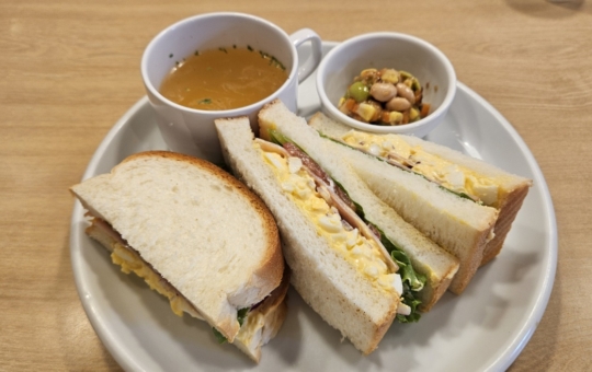 自然に囲まれた避暑地の別荘をイメージした珈琲店♪ 《ミヤマ珈琲 練馬春日町店》