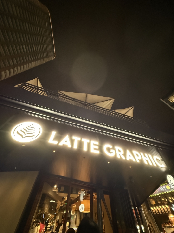 ふらっと立ち寄れる人気カフェ♪【LATTE GRAPHIC】