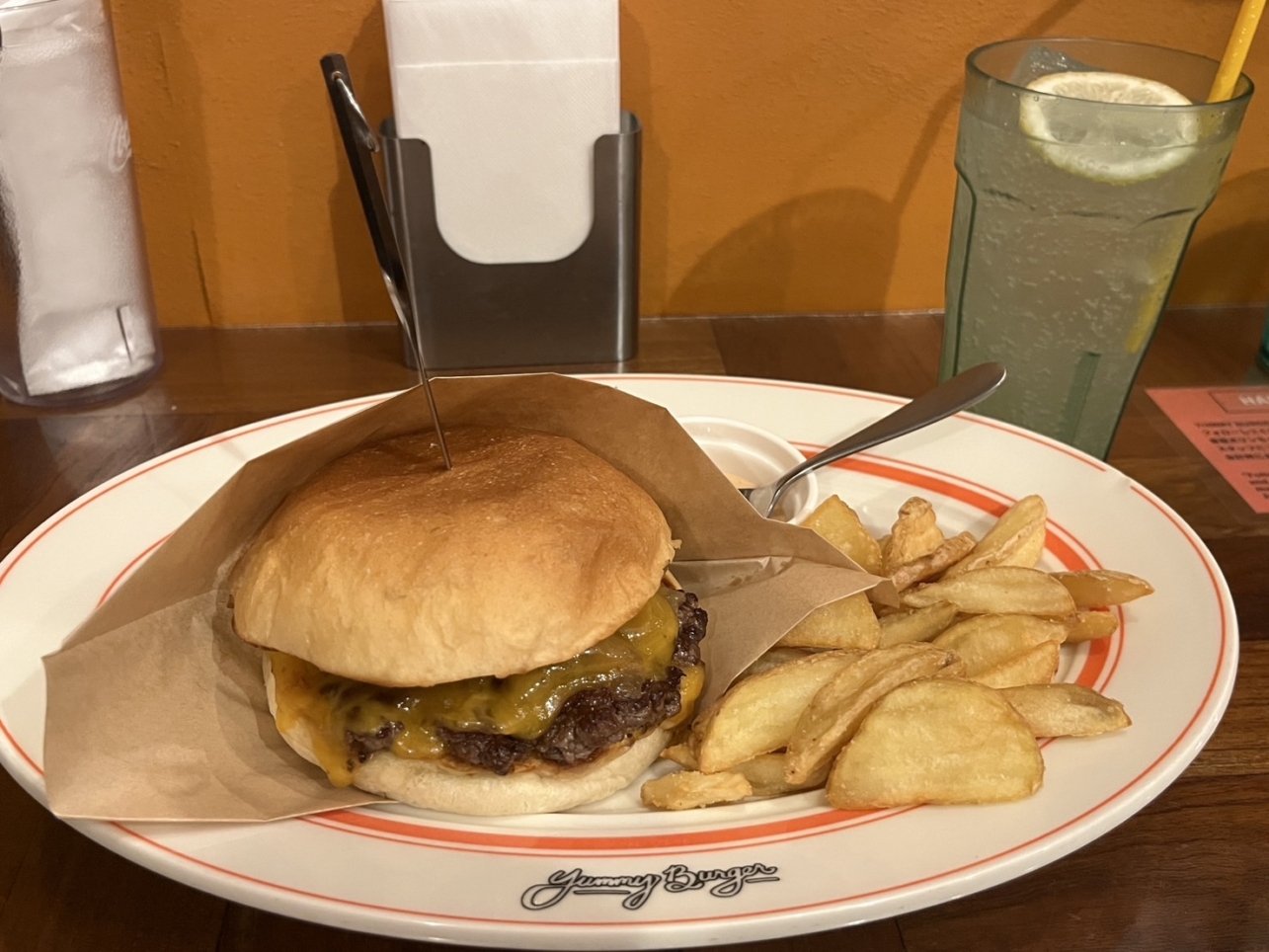 かわいいシュナウザーがお出迎え！？【YUMMY BURGER】