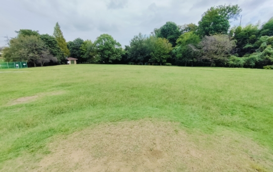 小学校横の芝生がある公園【並木公園】