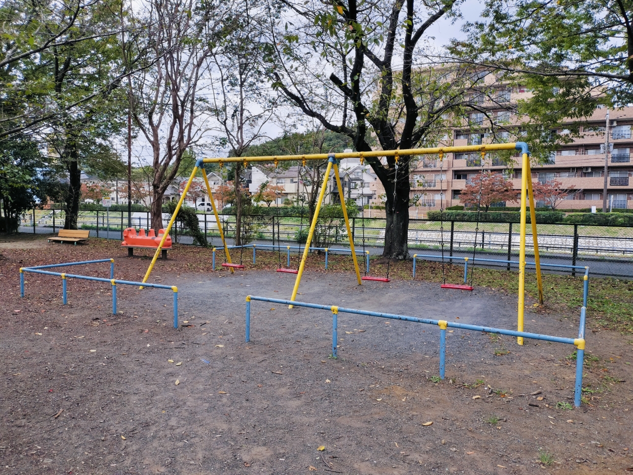 小学校横の芝生がある公園【並木公園】