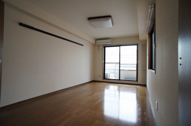 経堂駅徒歩2分！最上階角部屋！【エルマナビル301号室】