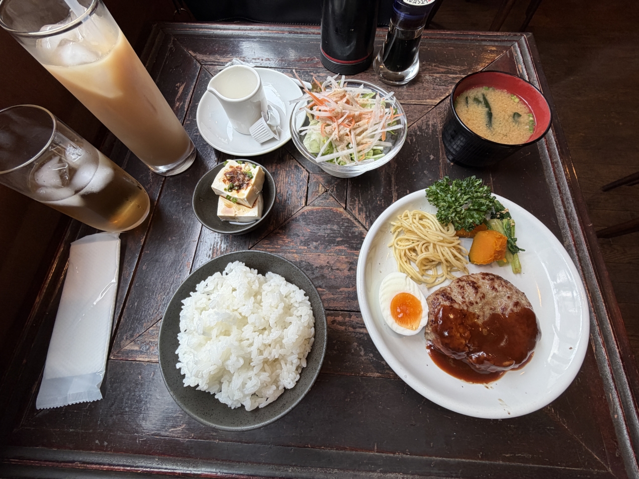 愛情こもった手ごねハンバーグが絶品！【STRAW　HAT】