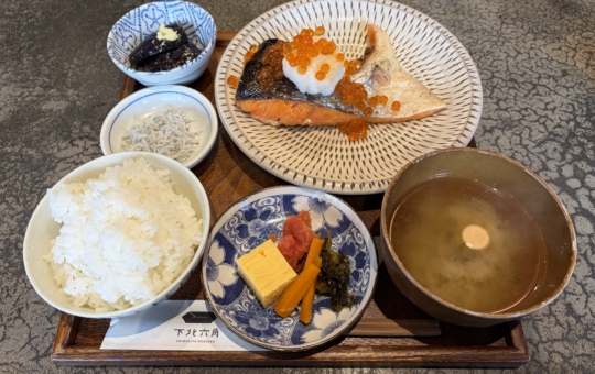 休日は行列！？【下北六角】