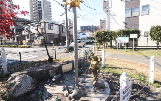 意味を考えたくなるオブジェ【ろくせぶ公園】