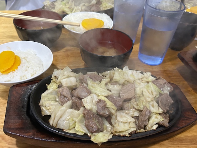 『鉄板焼肉 大当り』のジューシー焼肉でスタミナ補給！