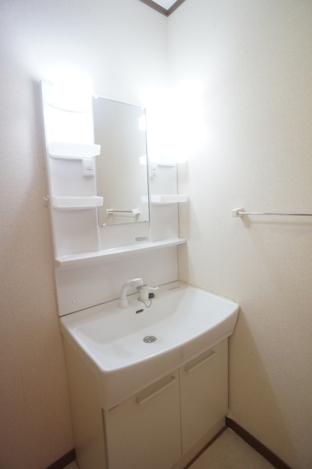 駅徒歩2分！敷地内駐車場有の広々としたお部屋☆　【パルウエスト】（南平駅）