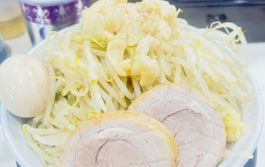 山盛りモヤシ、柔らかチャーシュー！　上大岡の二郎系「ブタMEN」