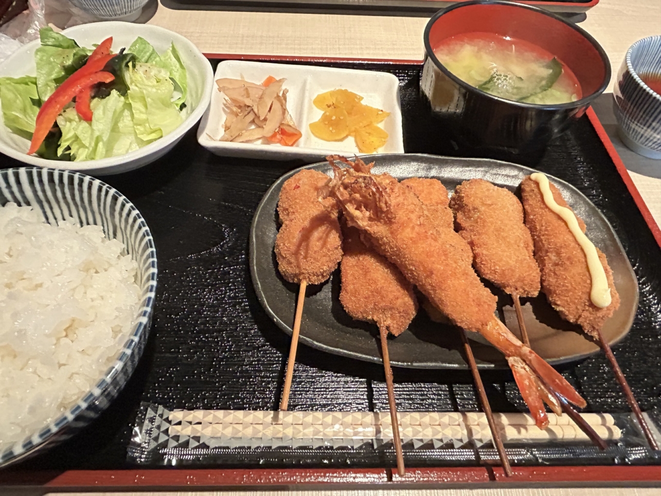 揚げたての串カツならここ！『串揚げ×おばちゃん割烹 おかえり』