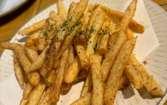 エキマエで新鮮なお刺身が食べられる！！　鰹節ポテト優勝！！