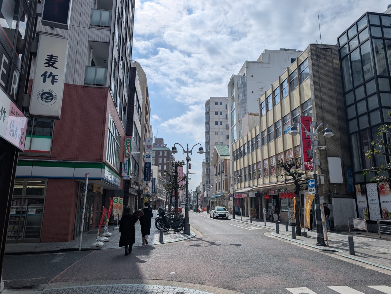 京急鶴見駅前の商店街