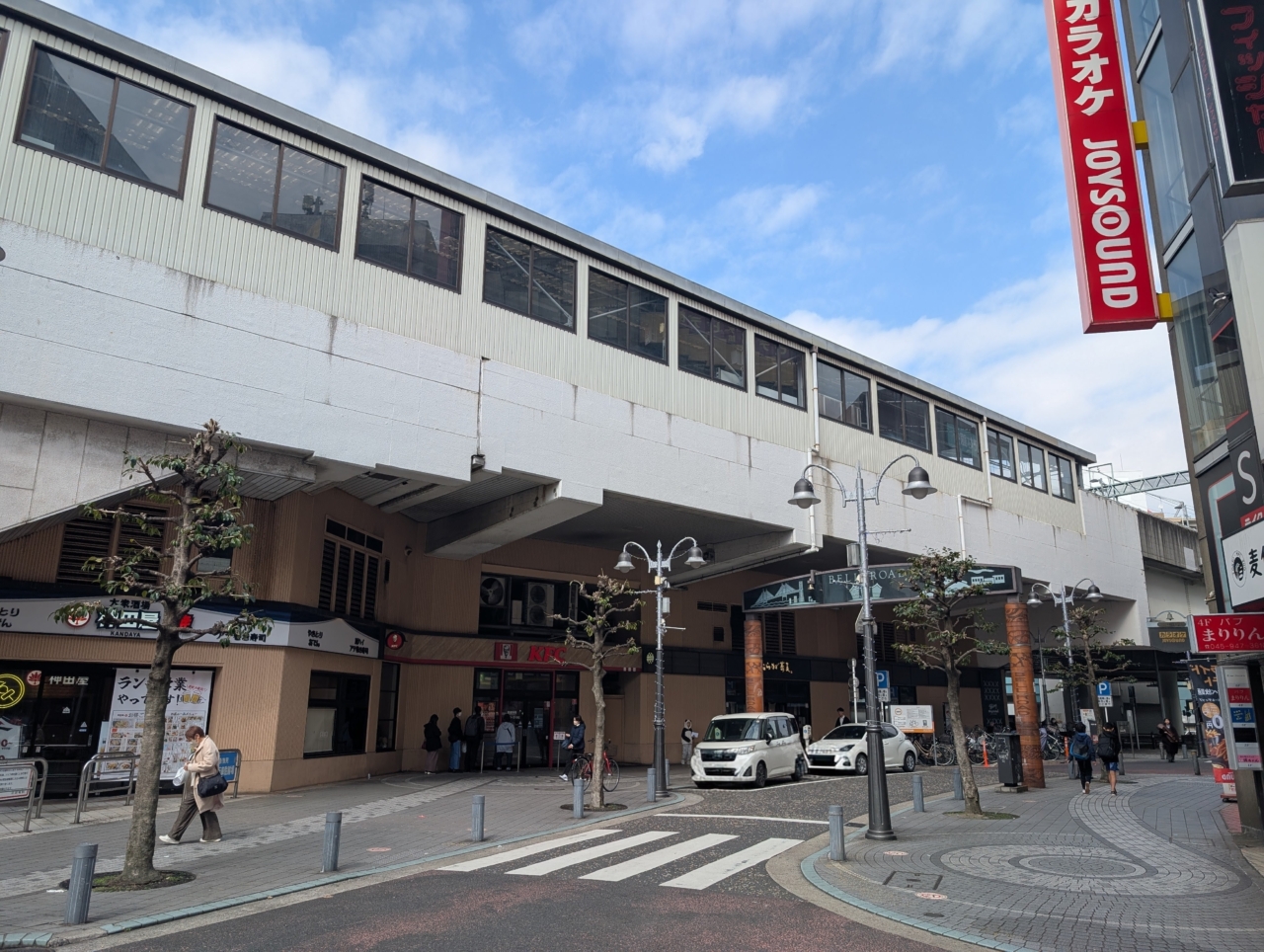 京急鶴見駅前の商店街