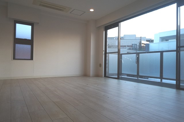 【渋谷区神宮前4丁目】表参道の静域に住まう贅沢。最上階・角住戸の「原宿パークハウス」302号室｜17帖超の開放的なLDK。