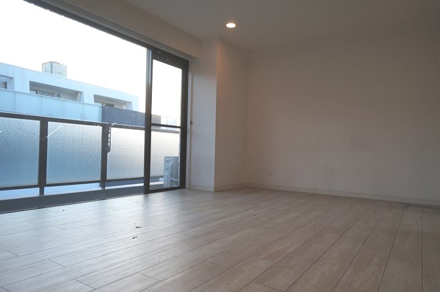 【渋谷区神宮前4丁目】表参道の静域に住まう贅沢。最上階・角住戸の「原宿パークハウス」302号室｜17帖超の開放的なLDK。