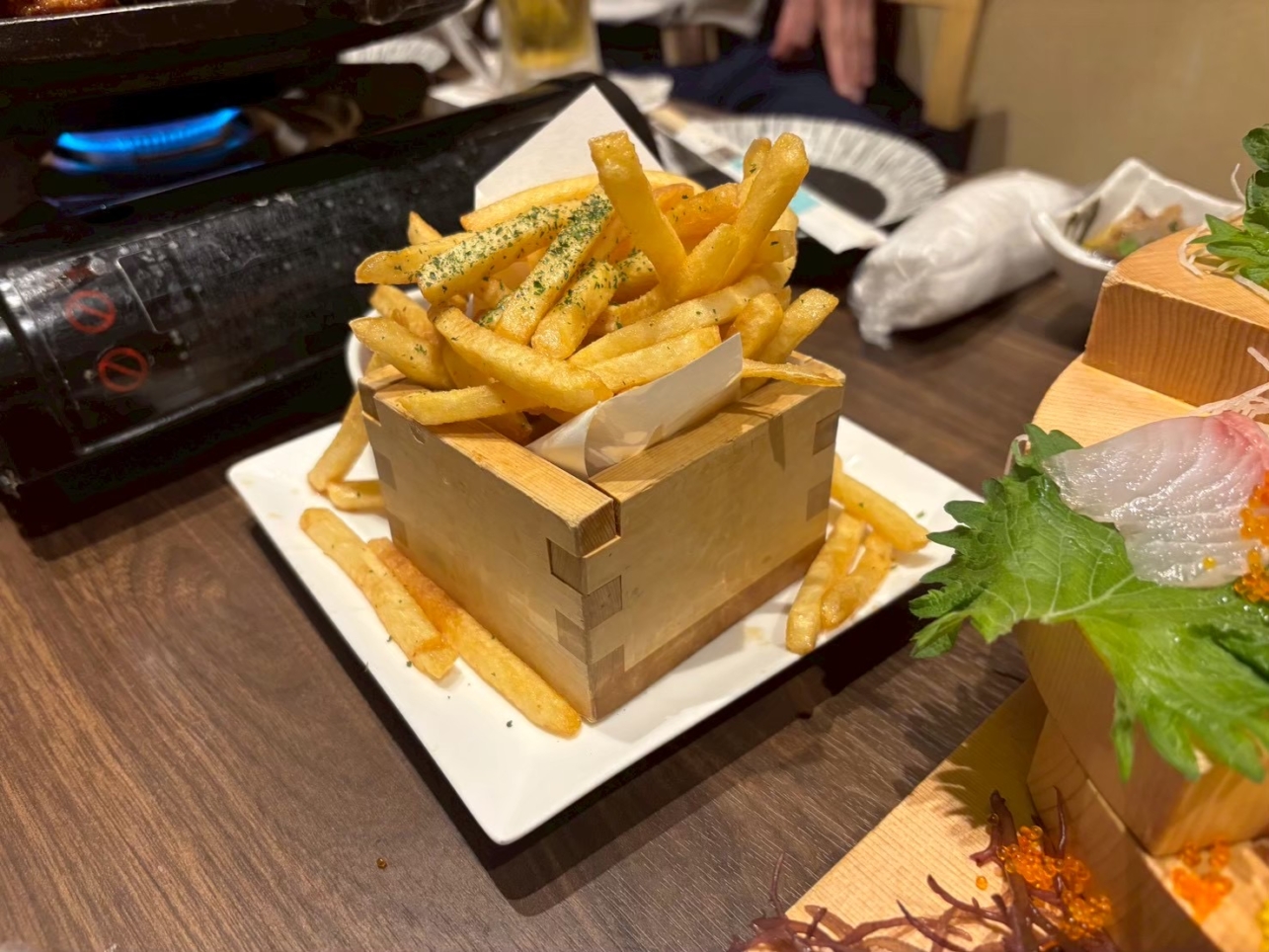 UFOチキンと螺旋式の刺身がインスタ映え　～ネオ個室酒場くるみ堂横浜店～