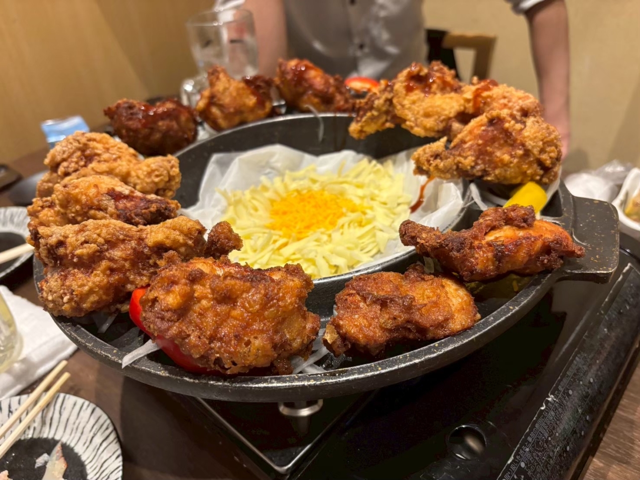 UFOチキンと螺旋式の刺身がインスタ映え　～ネオ個室酒場くるみ堂横浜店～