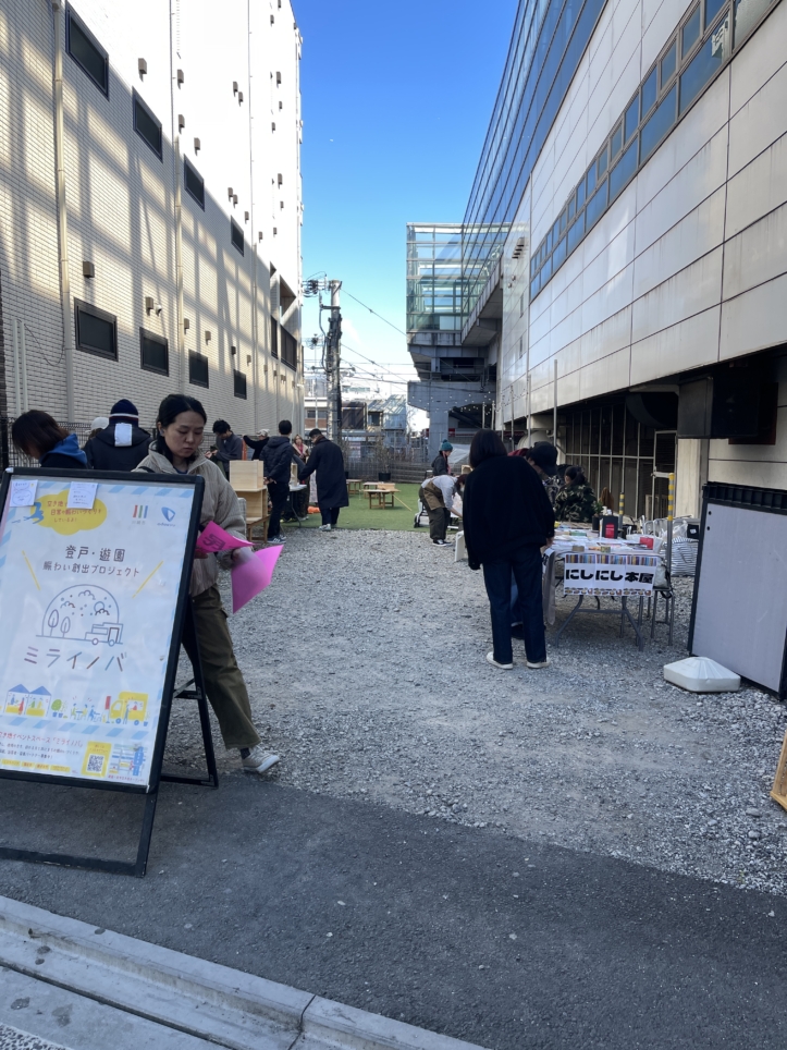 登戸駅中央口空き地ミライノバ！で開催されました【住民本屋】