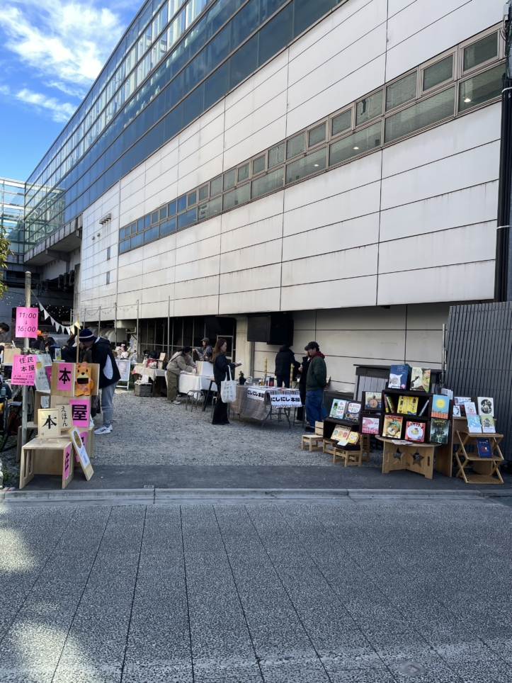 登戸駅中央口空き地ミライノバ！で開催されました【住民本屋】