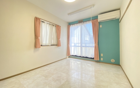 【クレールハイツ三ツ沢】バス・トイレ別！人気の出窓付き物件です♪