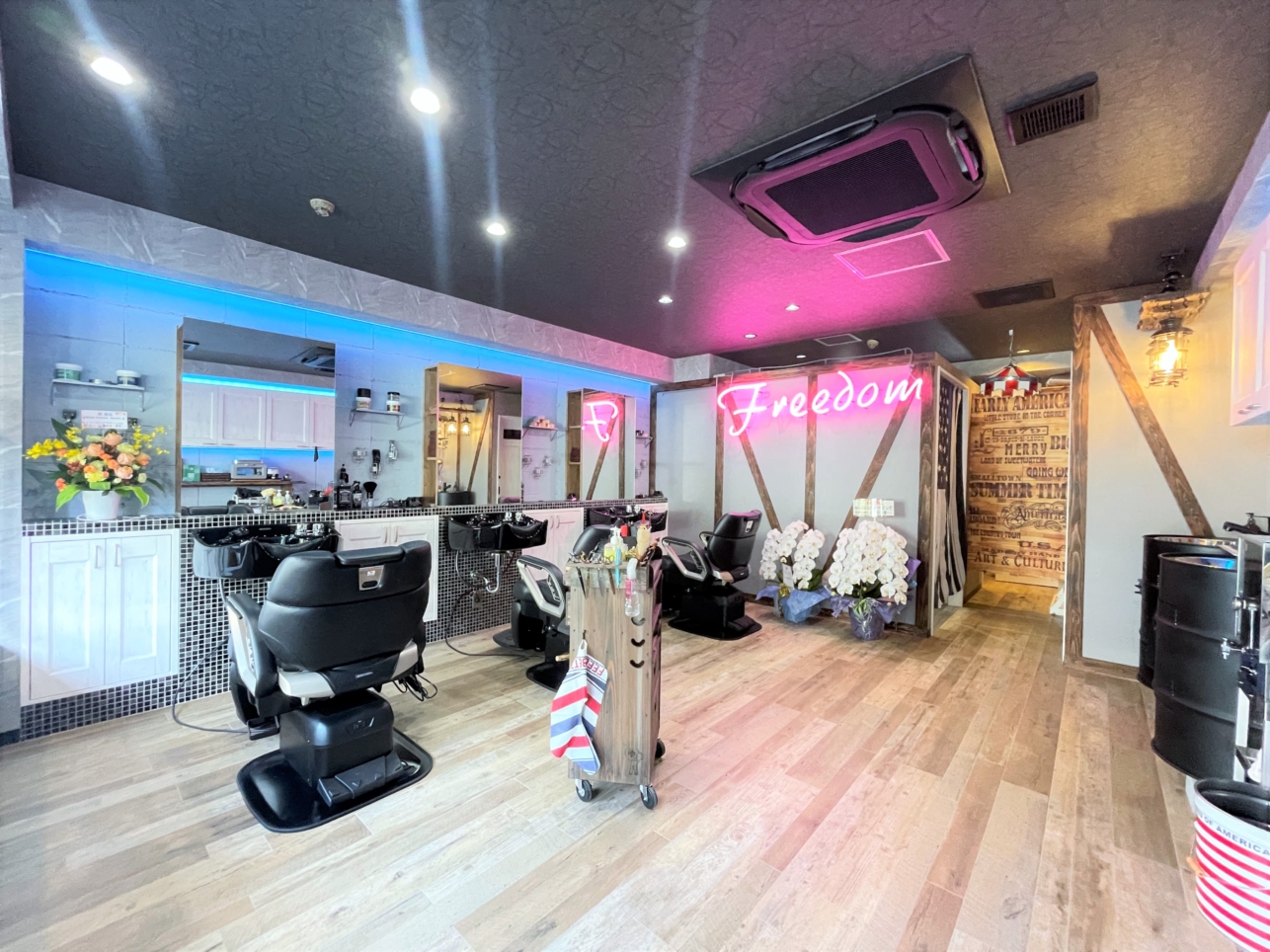 遊び心あふれる大人の隠れ家！BARBER SHOP Freedom♪