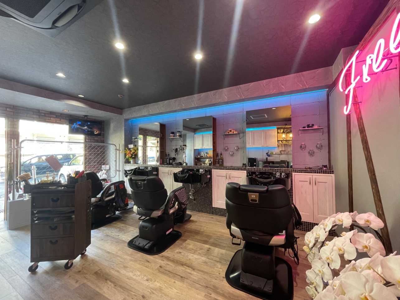 遊び心あふれる大人の隠れ家！BARBER SHOP Freedom♪