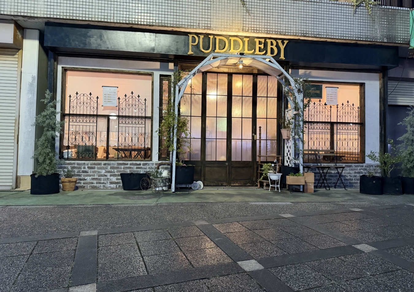 レトロな街並み【諏訪名店街の紅茶屋さん】